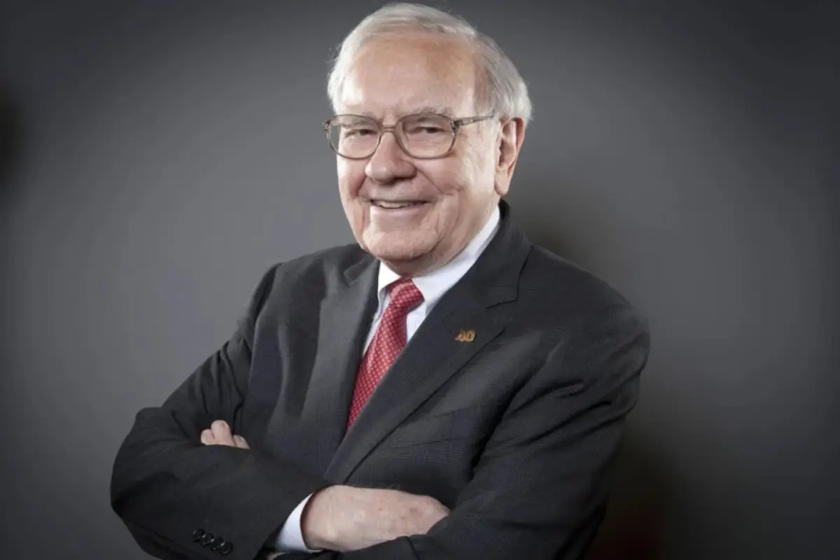 Imagem de Warren Buffett, conhecido como o “Oráculo de Omaha”, ao lado de livros clássicos como O Investidor Inteligente, Aventuras Empresariais e Ensaios de Warren Buffett, obras que inspiraram sua carreira e filosofia de vida