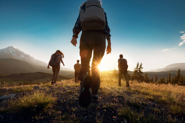 Homens caminhando
