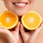 Crédito a freepik-Mulher asiatica feliz com a vitamina C