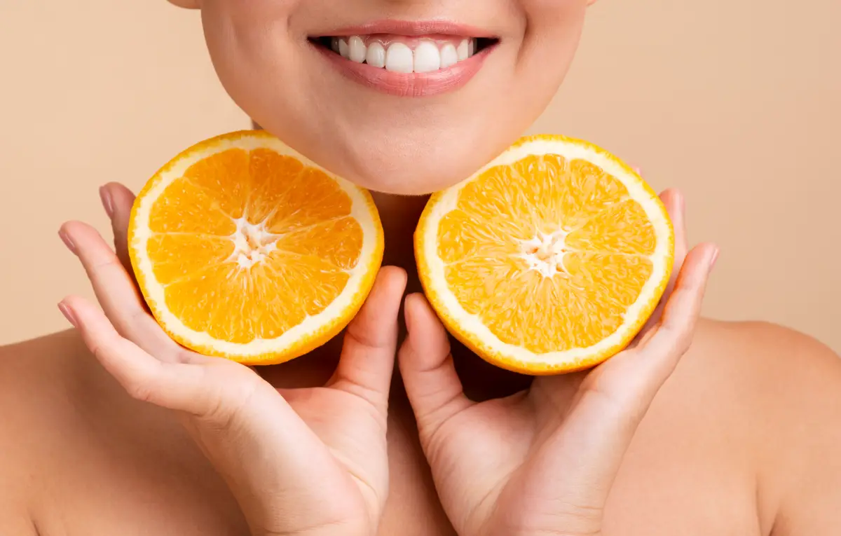 Crédito a freepik-Mulher asiatica feliz com a vitamina C