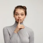 Menina seria que pede o silencio