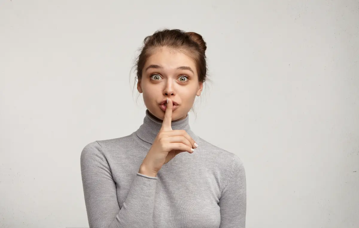 Menina seria que pede o silencio